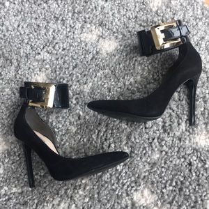 Black GUESS pumps with gold buckle